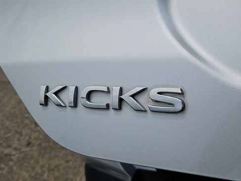 Used 2018 Nissan Kicks SV FWD image 11