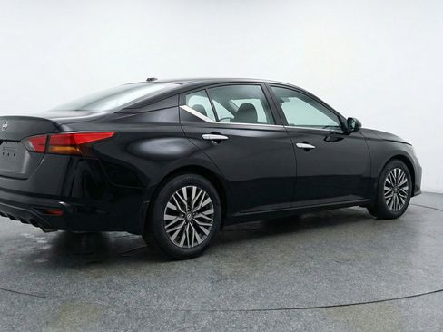 Used 2025 Nissan Altima 2.5 SV image 9