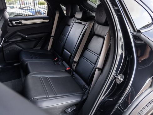 Certified 2023 Porsche Cayenne Platinum Edition AWD/4WD image 37