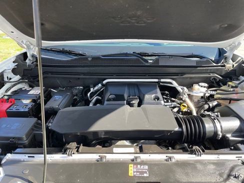 Used 2024 GMC Canyon Denali image 2