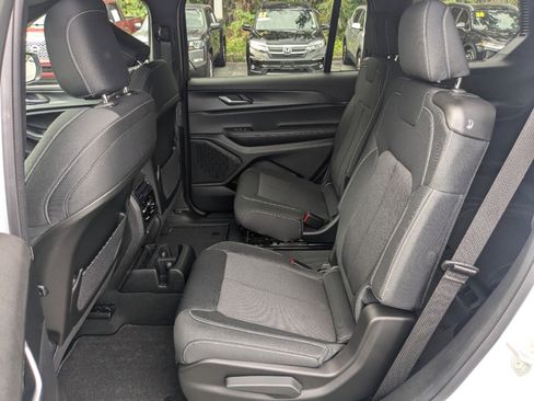 New 2025 Jeep Grand Cherokee L Laredo image 12