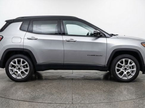 Used 2025 Jeep Compass Limited image 11