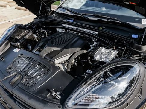 Used 2025 Porsche Macan AWD/4WD image 59