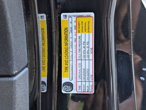 Used 2021 Chevrolet Corvette Stingray Preferred Cpe w/ Z51 Performance Package image 38