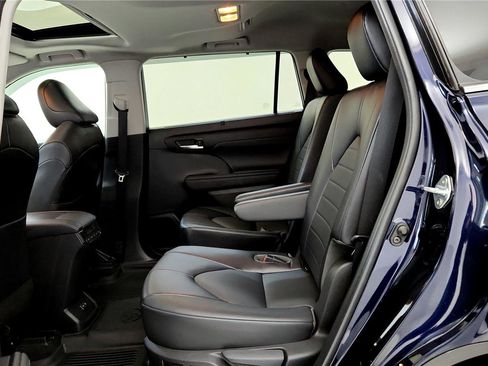 Used 2022 Toyota Highlander XLE AWD/4WD image 21