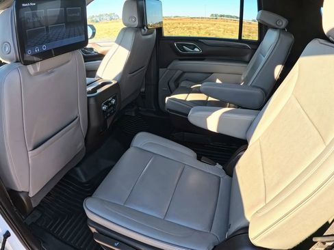 Used 2022 GMC Yukon XL SLT w/ SLT Luxury Package image 10