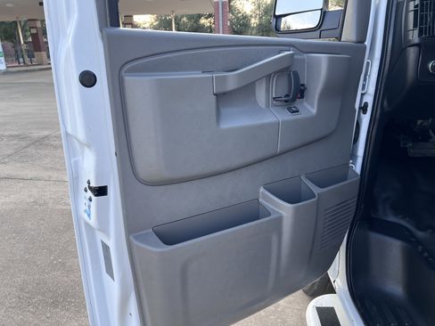 Used 2019 GMC Savana 2500 w/ Driver Convenience Package image 12