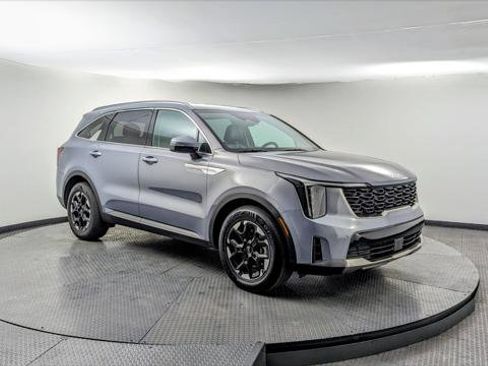 Used 2024 Kia Sorento S image 11