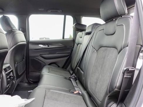 New 2025 Jeep Grand Cherokee Altitude image 23