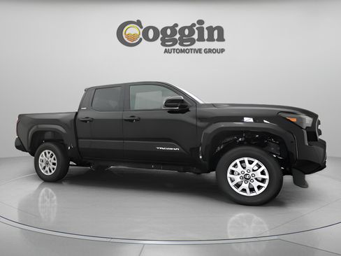 Used 2025 Toyota Tacoma SR5 AWD/4WD image 25