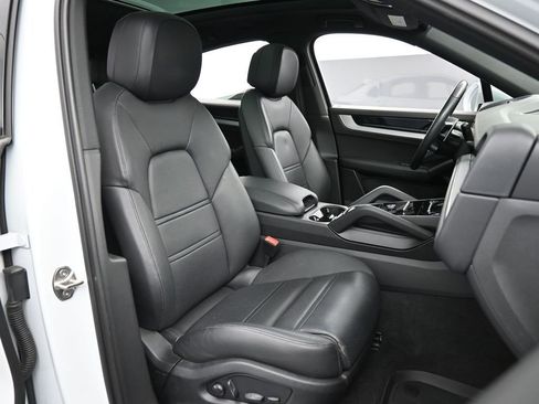 Certified 2024 Porsche Cayenne Coupe AWD/4WD image 31