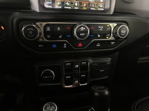 Used 2023 Jeep Wrangler Unlimited Sahara w/ Cold Weather Group image 15