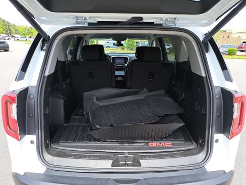 Used 2023 GMC Acadia SLE w/ Driver Convenience Package FWD image 12