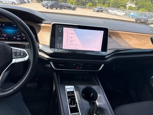 Used 2025 Volkswagen Atlas SE FWD image 18
