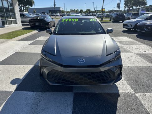Used 2025 Toyota Camry SE FWD image 2