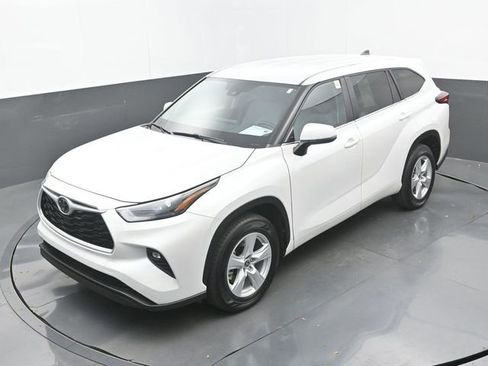 Used 2023 Toyota Highlander LE image 33