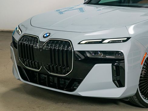 Used 2024 BMW 740i w/ Premium Package 2 RWD image 7
