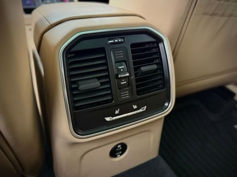 Certified 2024 Porsche Macan AWD/4WD image 31