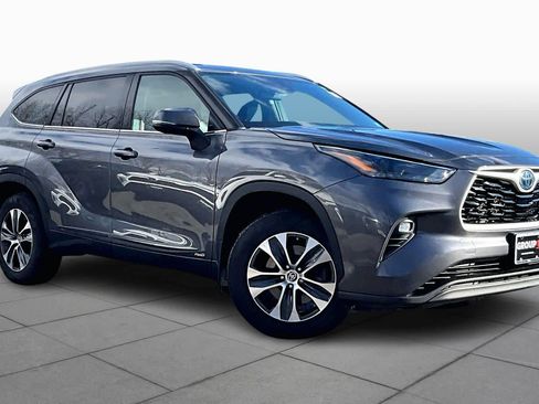 Certified 2022 Toyota Highlander XLE image 2