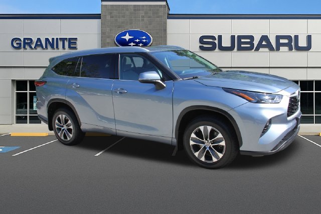 Used 2022 Toyota Highlander XLE AWD/4WD image 13