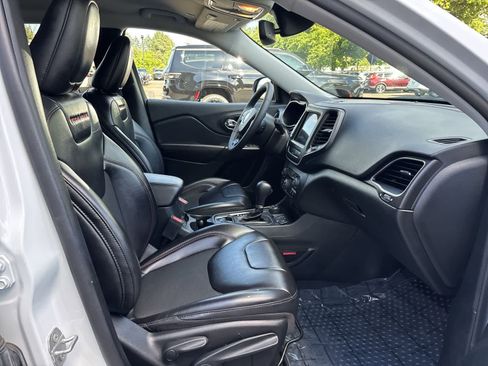 Used 2022 Jeep Cherokee Trailhawk w/ Comfort/Convenience Group AWD/4WD image 6
