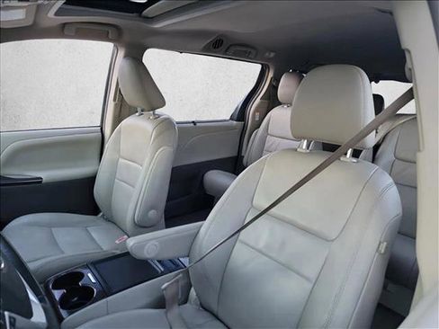 Used 2016 Toyota Sienna XLE image 13