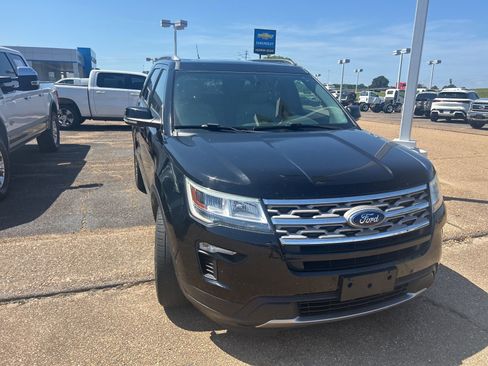 Used 2018 Ford Explorer XLT w/ Equipment Group 202A FWD image 7