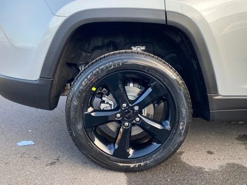 New 2025 Jeep Grand Cherokee Altitude image 19