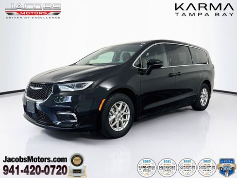 Used 2025 Chrysler Pacifica Select FWD image 1