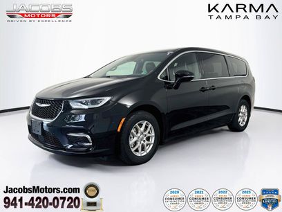 Used 2025 Chrysler Pacifica Select