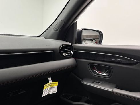 Used 2025 Honda Pilot Black Edition image 31