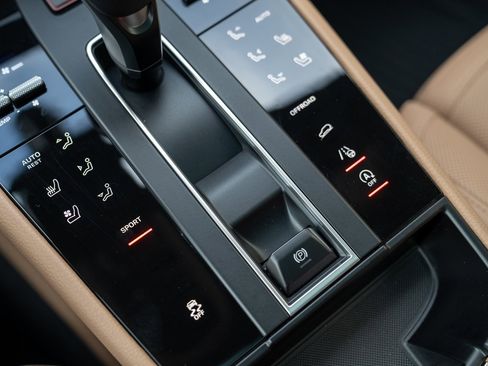 Used 2025 Porsche Macan image 20