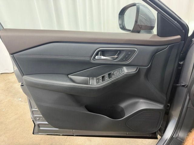 Used 2023 Nissan Rogue Platinum AWD/4WD image 13