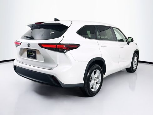 Used 2024 Toyota Highlander LE image 9