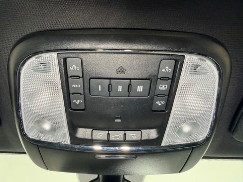 Used 2020 Jeep Grand Cherokee Overland AWD/4WD image 11