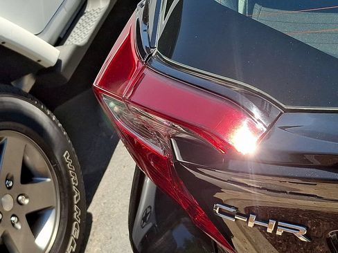 Used 2022 Toyota C-HR XLE FWD image 8