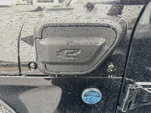 Used 2023 Jeep Wrangler Unlimited w/ Sun & Screen Package AWD/4WD image 9