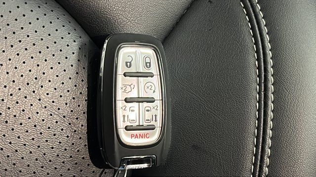 Used 2024 Chrysler Pacifica Limited FWD image 20