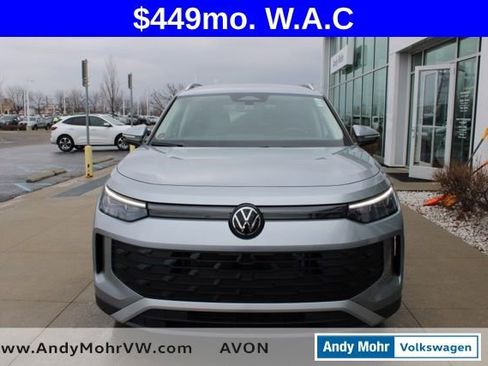 Used 2025 Volkswagen Tiguan SE AWD/4WD image 2