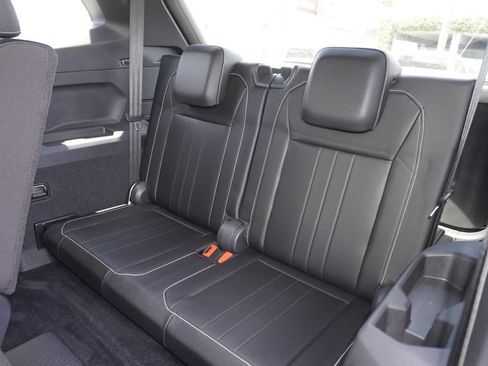 Used 2022 Volkswagen Tiguan SE R-Line FWD image 11