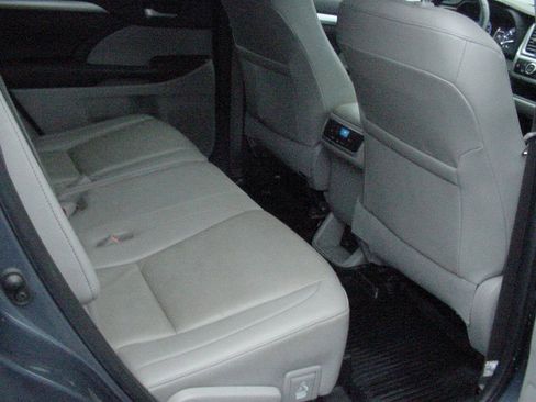 Used 2019 Toyota Highlander XLE image 42