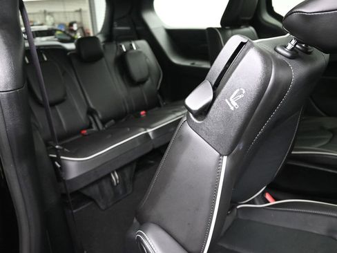 Used 2023 Chrysler Pacifica Limited w/ S Appearance Package image 10