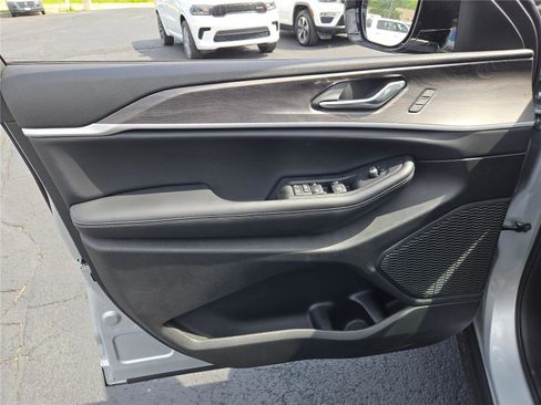 New 2025 Jeep Grand Cherokee Limited w/ Black Appearance Package image 19