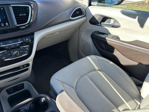 Used 2018 Chrysler Pacifica Touring-L image 15