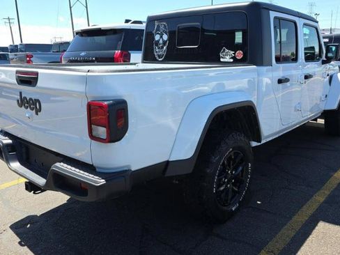 Used 2022 Jeep Gladiator Sport AWD/4WD image 2