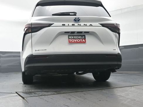 Used 2025 Toyota Sienna LE image 35