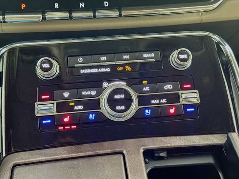 Used 2024 Lincoln Navigator Premiere image 16