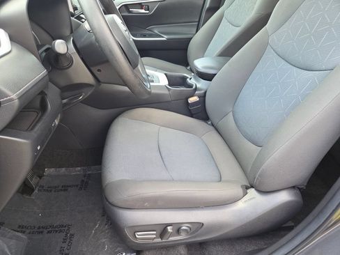 Used 2022 Toyota RAV4 XLE w/ Convenience Package FWD image 8