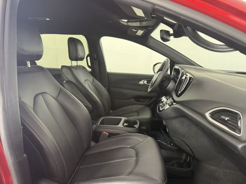 Used 2025 Chrysler Pacifica Select FWD image 10