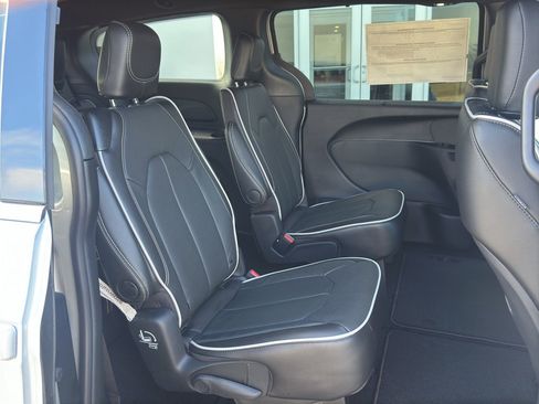 New 2026 Chrysler Pacifica Limited image 27